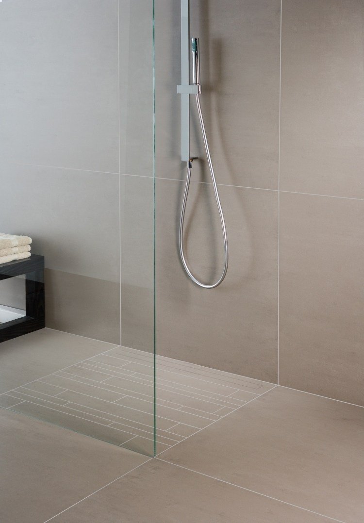 walk-in-shower-fliser-beige-armaturer-glas-moderne-enkel-minimalistisk
