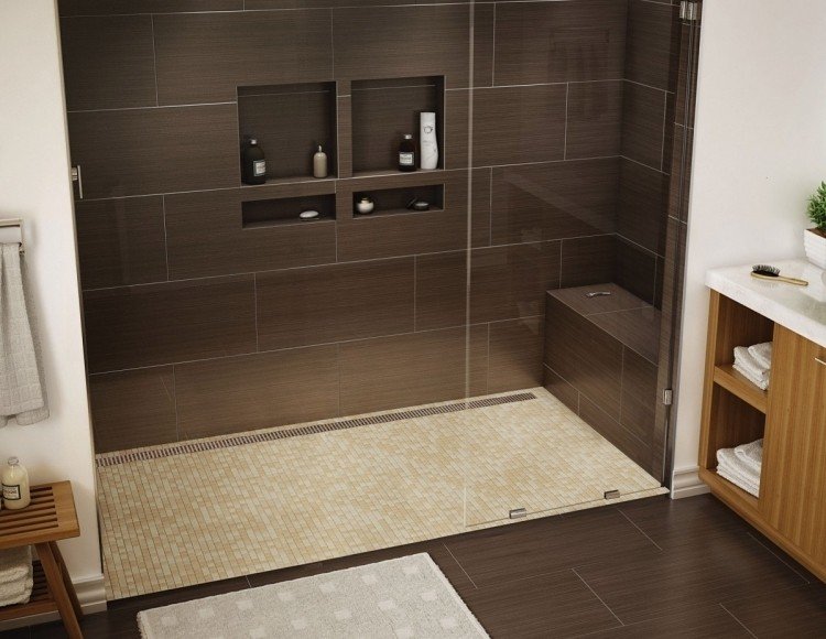 walk-in-shower-mørk-brun-mosaik-fliser-gulve-beige-bænk-mursten-niche-glas-håndvask-træ