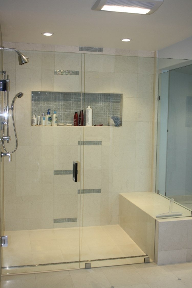 walk-in-shower-hvid-flise-bænk-murværk-glas-tap-niche