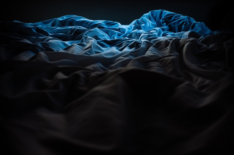Mørkeblåt sengelinned i antraciteffekt