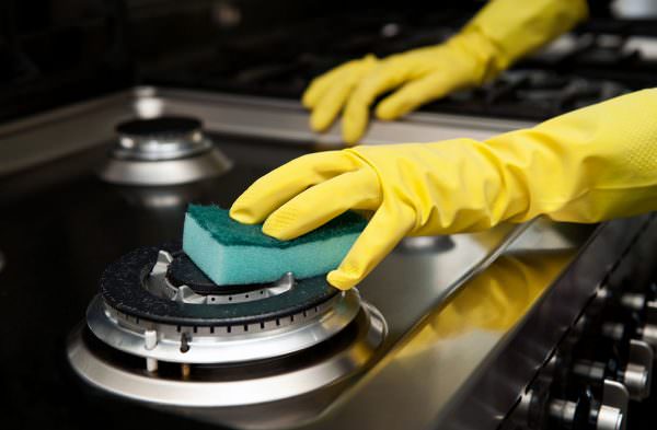 Et populært verktøy blant husmødre for å holde kjøkkenet rent er et rengjøringsmiddel for komfyr og stekeovn.