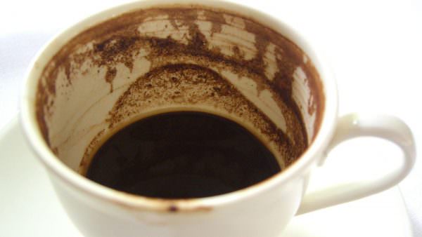 Sogar normaler Kaffee kann bei der Reinigung kleinerer Verschmutzungen helfen.