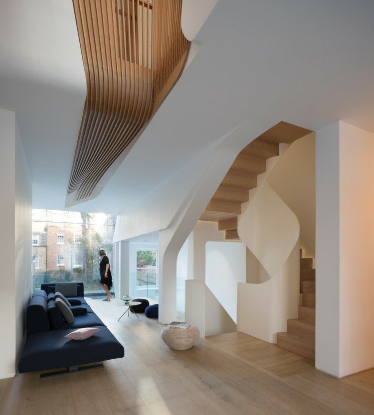 Naturligt lys skaber lyse opholdsrum i et minimalistisk hus