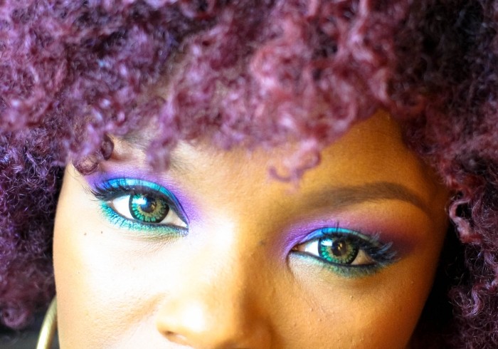 funklende øje-make-up-jul-kontaktlinser-blå-trendy-lilla-hårstrå