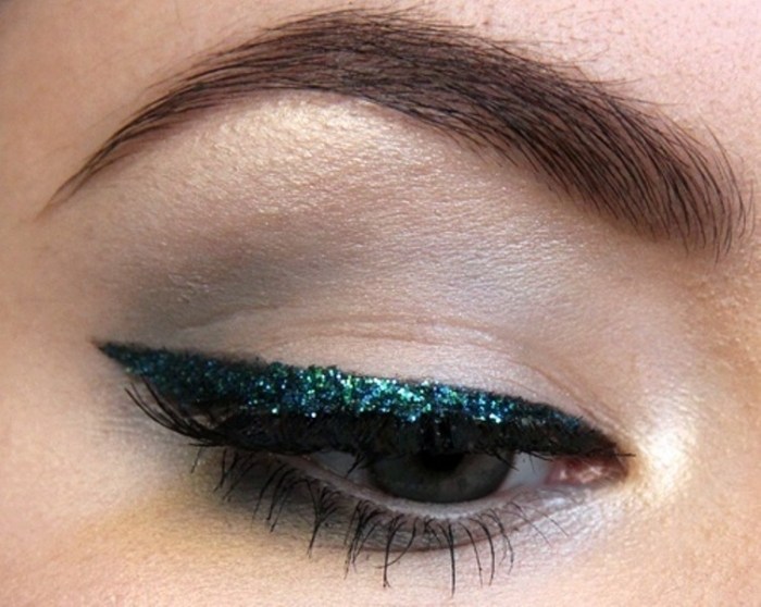 festlig-make-up-eyeliner-mousserende-dyb blå-turkis-øjenbryn-stylet-med-gel