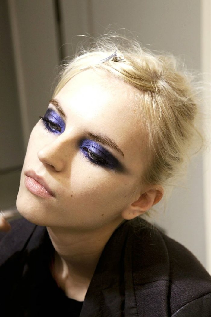 ideer-festlig-make-up-jul-blå-violet-lys-ansigtshud