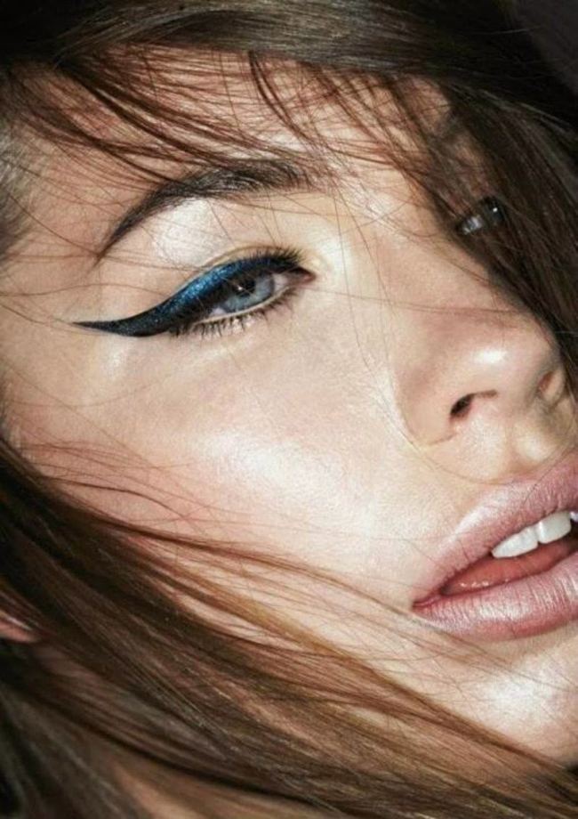 Cat-eye-make-up-kobolt-blå-glitter-partikler-hudfarvet-læbestift
