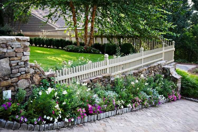 Seng med blomster på hegnet lang og smal bjergskråning