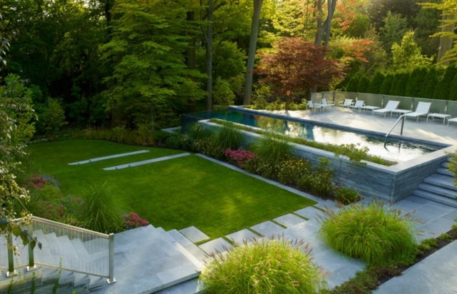 moderne hus toronto pool græsplæne stenfliser flerårige senge