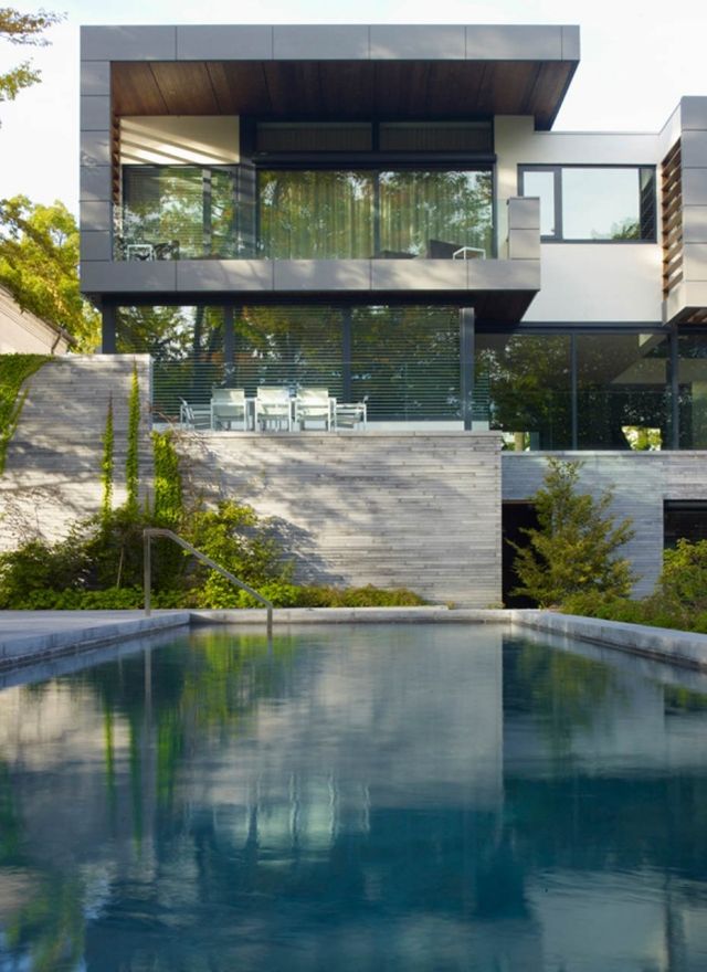 moderne hus pool to etager facade glas vindue
