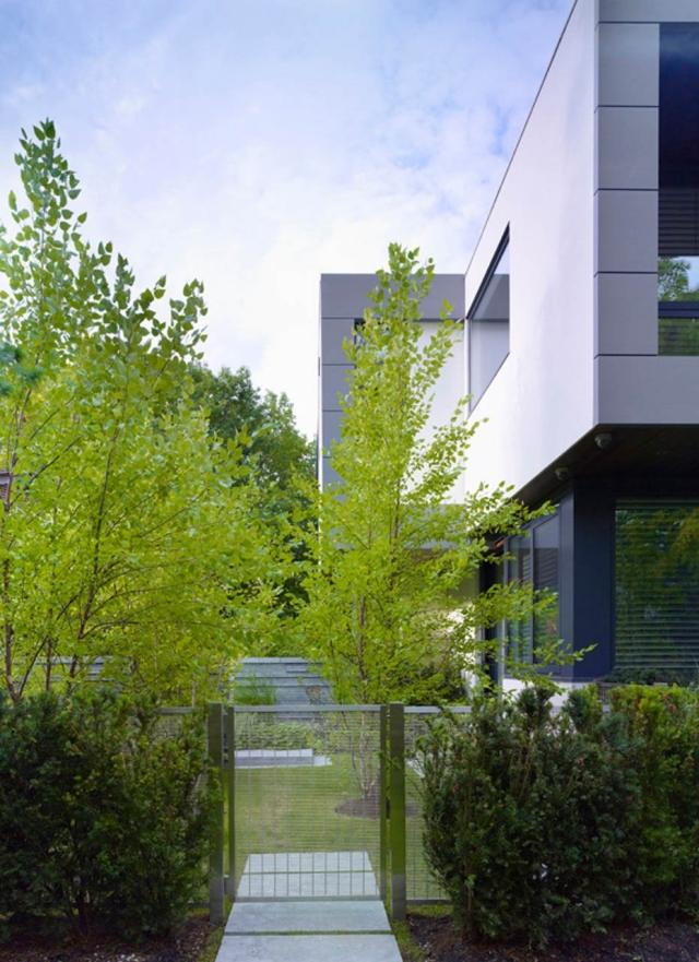 moderne hus indgangsport metal træer hække privatlivets skærm