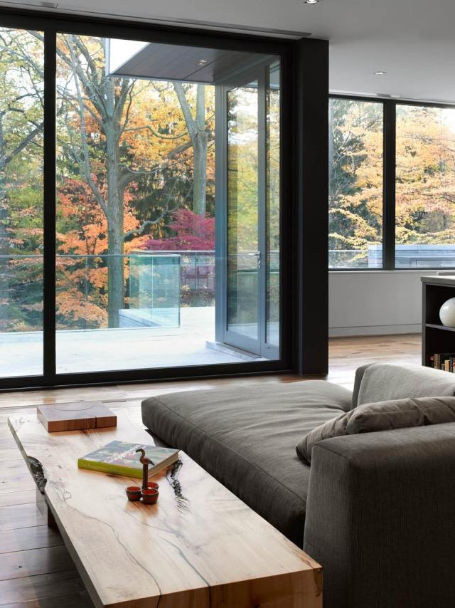 stue design massivt træ sofabord glas skydedøre balkon