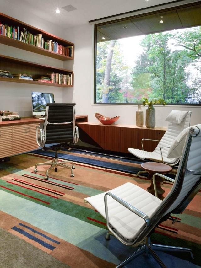 hjemmekontor møbler stort vindue farverigt tæppe