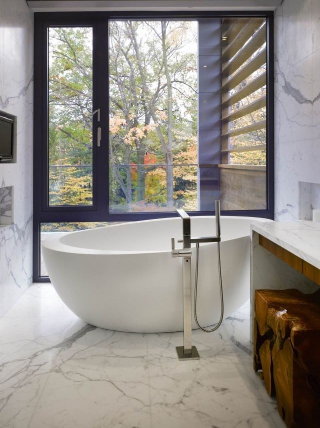 badeværelse marmorgulv væg badekar vindue