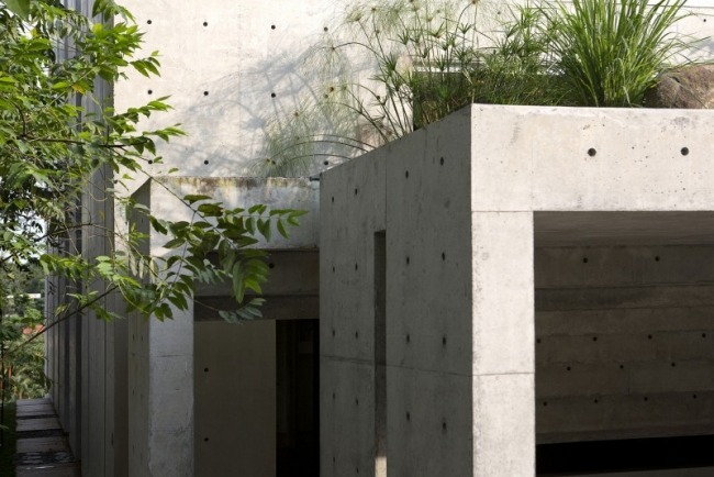 moderne flere boliger betonfacade terrasser landskabspleje