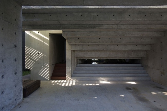 moderne lejlighedskonstruktion betontrapper oversvømmet med lys