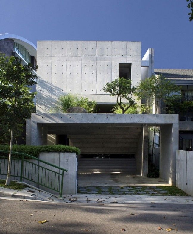 moderne flerfamiliehus udsat betonfacade gadeudsigt