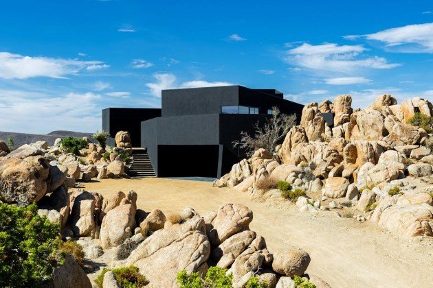 moderne sort hus indgang facade ørken californien