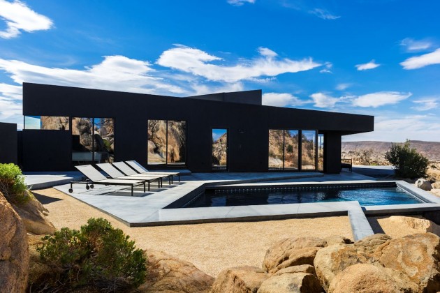 moderne sort hus pool kontrast ørken