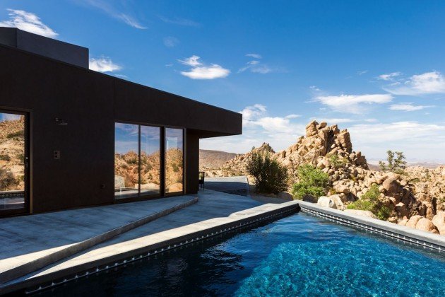 sort hus pool terrasse ørkenlandskab
