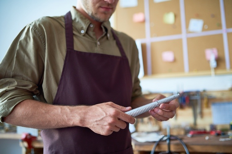 Specialfremstillet produktion af ringen hos guldsmed