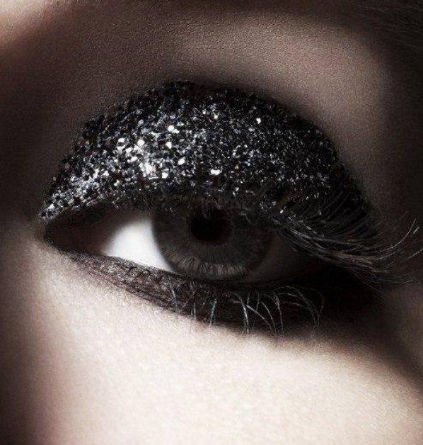 glitrende-øjenskygge-trend-make-up-til-aften-events