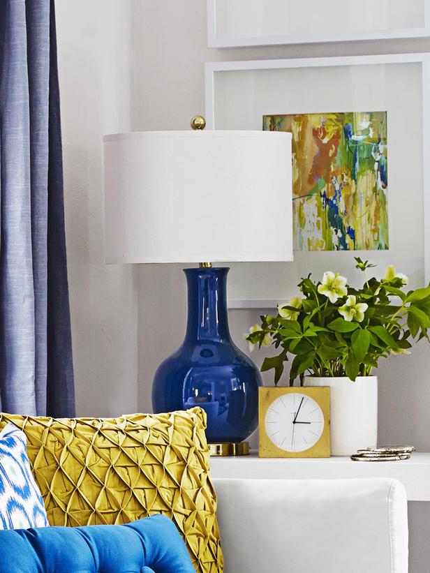 blå bordlampe gul ur dekorativ pude