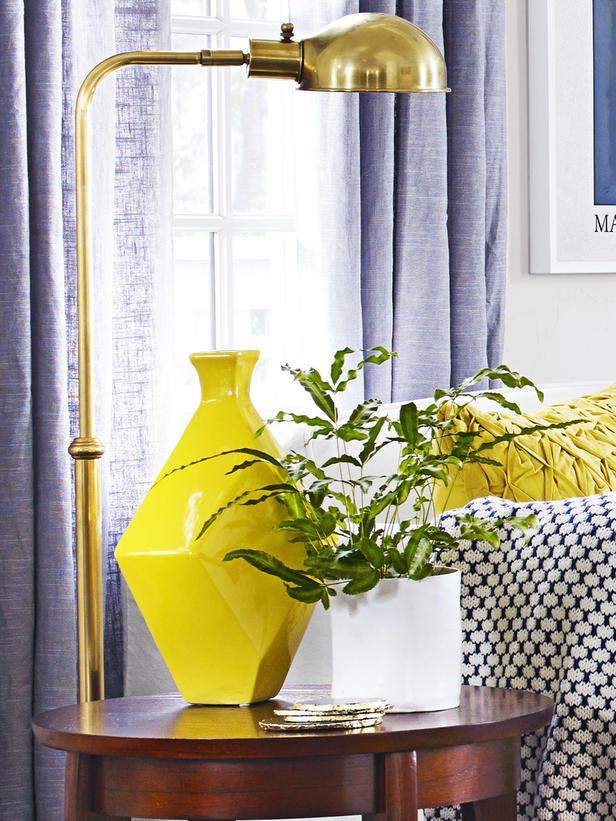 blå gardiner gul vase boligtilbehør design
