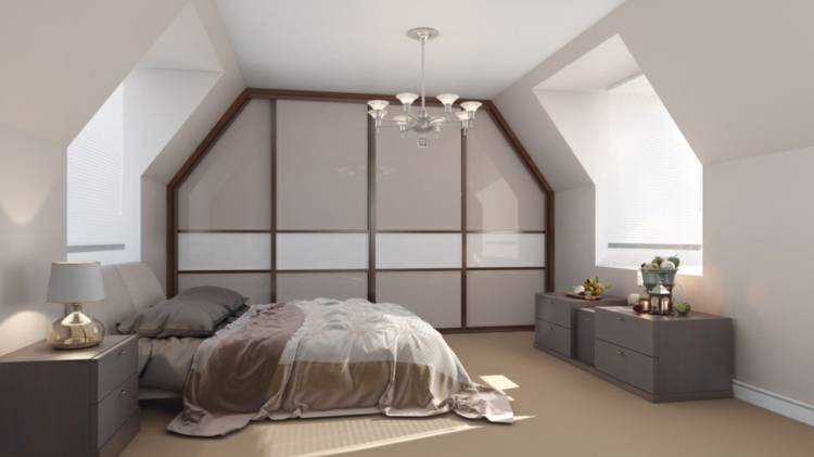 indbygget garderobe med skråt tag lysegrå højglans seng moderne