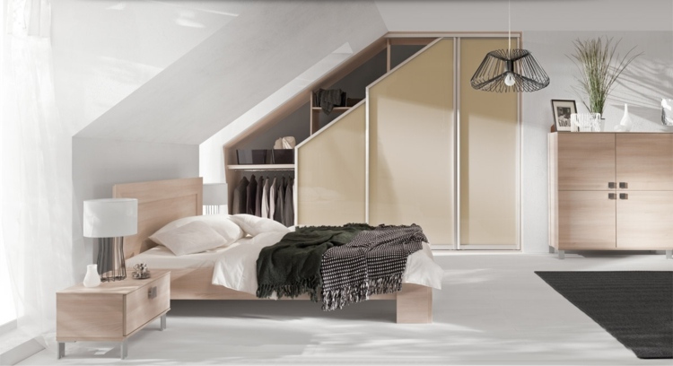 indbygget skab skråt loft cremefarvet soveværelse moderne møbler