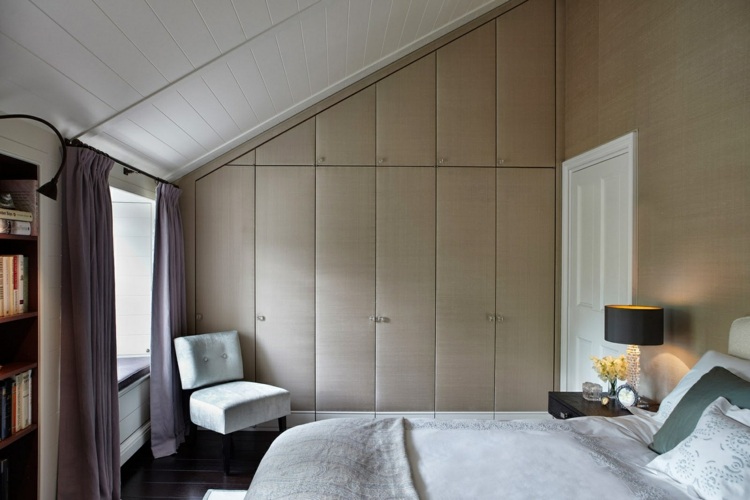 indbygget skab skråt loft beige farve træ væg gardin lilla soveværelse
