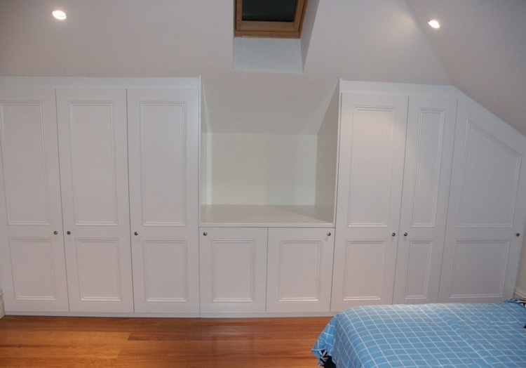 Indbygget garderobe til skrå lofter soveværelse møblering seng hvidt design