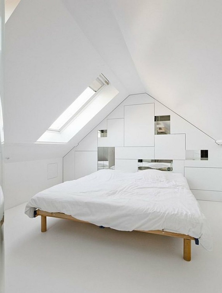 indbygget skab skråt loft opbevaringsrum soveværelse minimalistisk hvid