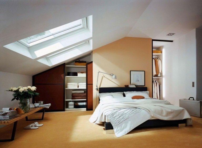 indbygget skab skråt loft moderne soveværelse abrikos væg farve sofabord