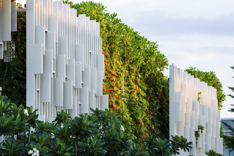 Innovativ grøn facade kombineret med hvide gitterpaneler som ventilationssystem