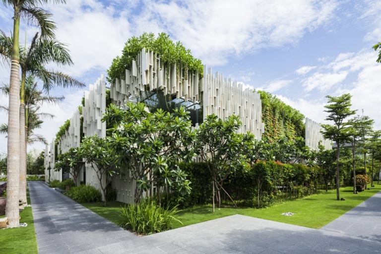 Grøn facade i et wellnesscenter i Vietnam til luksuriøs afslapning