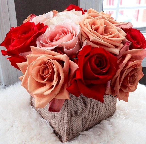 blomster-roser-firkantet-bord-dekoration-idé