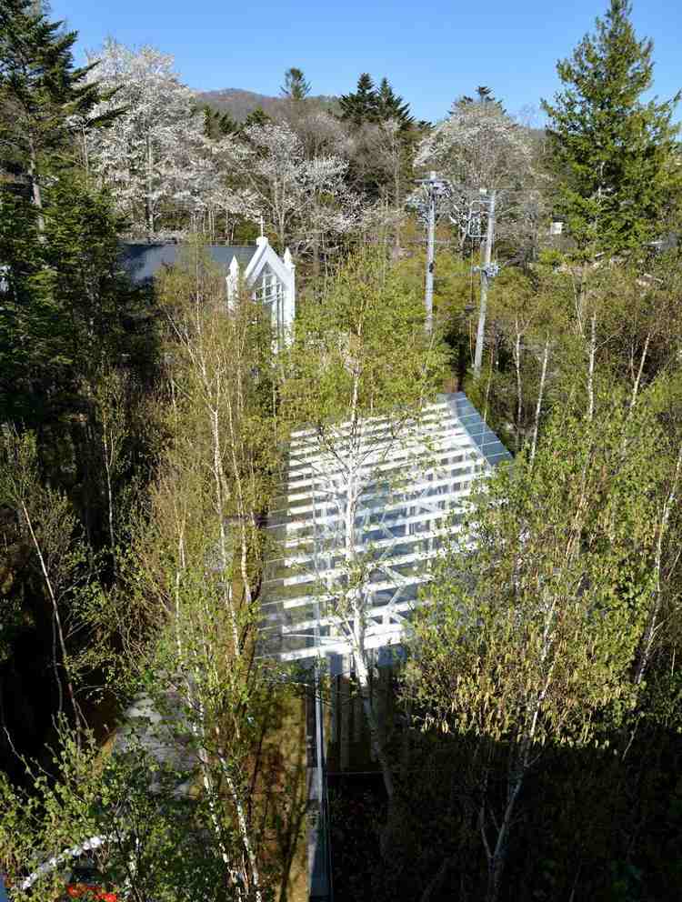 moderne kapel med tagkonstruktion i glas og stål