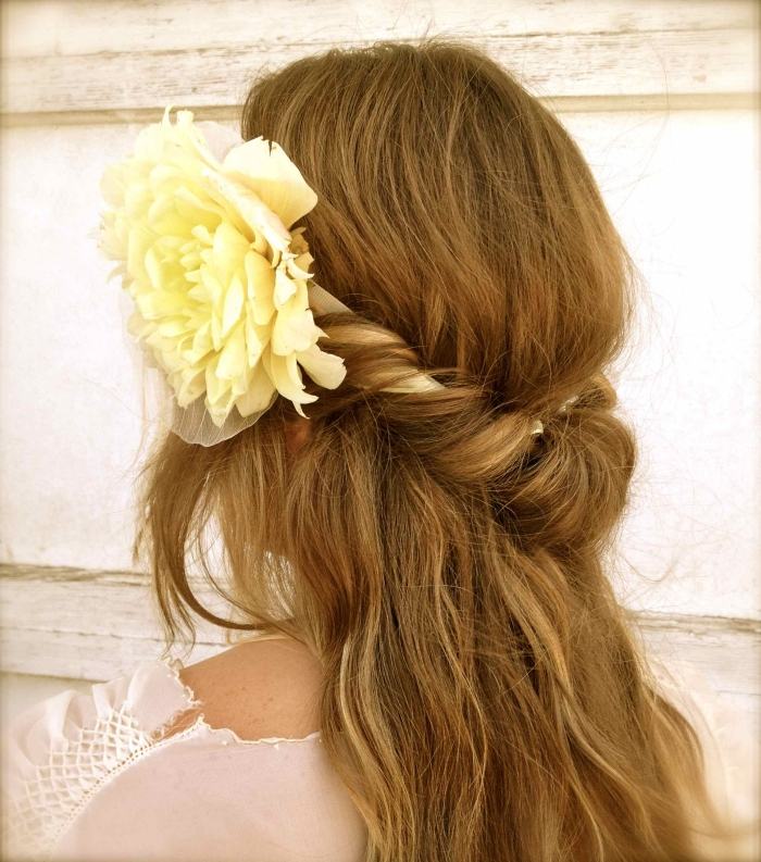 Sommer-frisure-boho-twist-styling-med-blomst