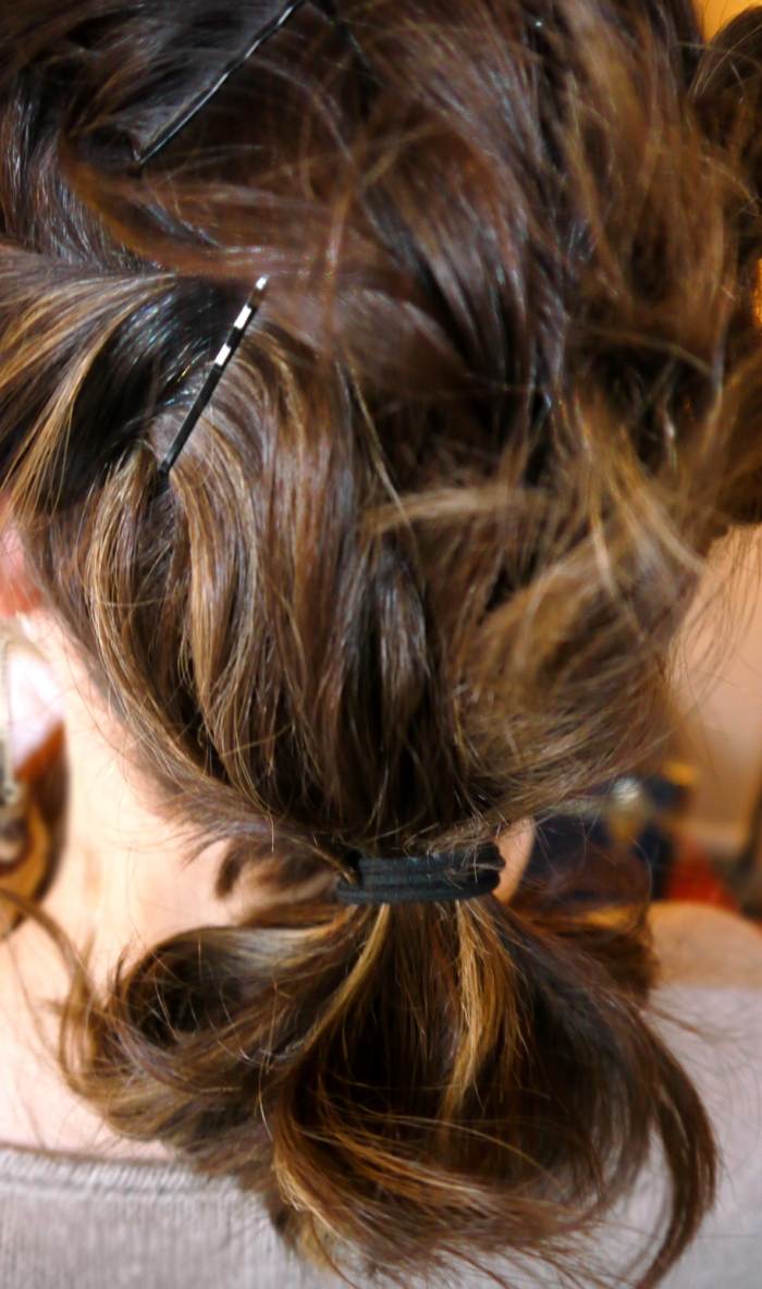 Bind-løs-hår-på-bagsiden af ​​hovedet-med-et-hår-slips