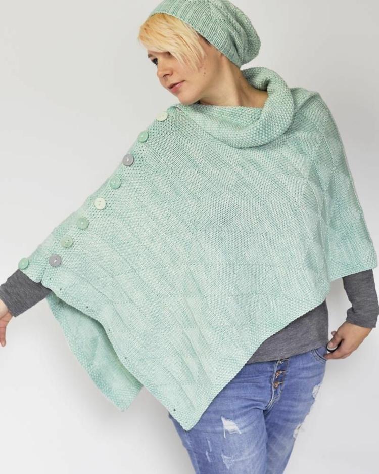 Ideer til poncho sweater med knapstik og matchende hat