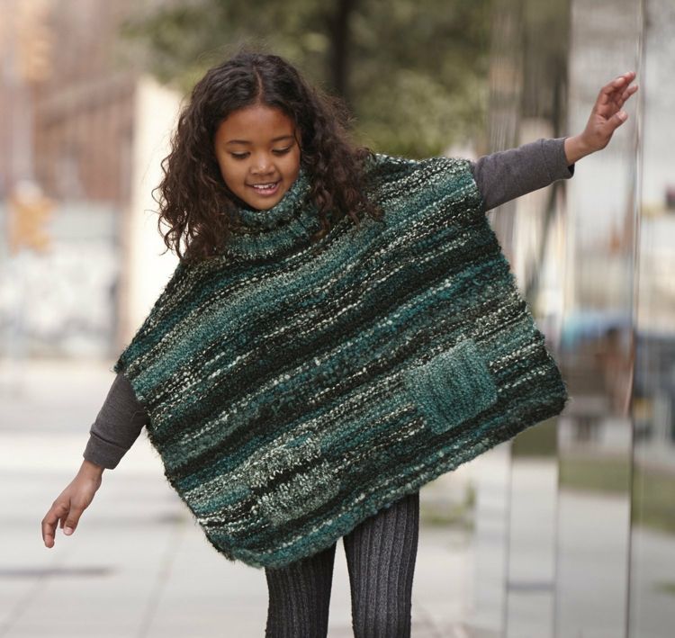 Strik poncho til børn med turtleneck lomme eller hætte