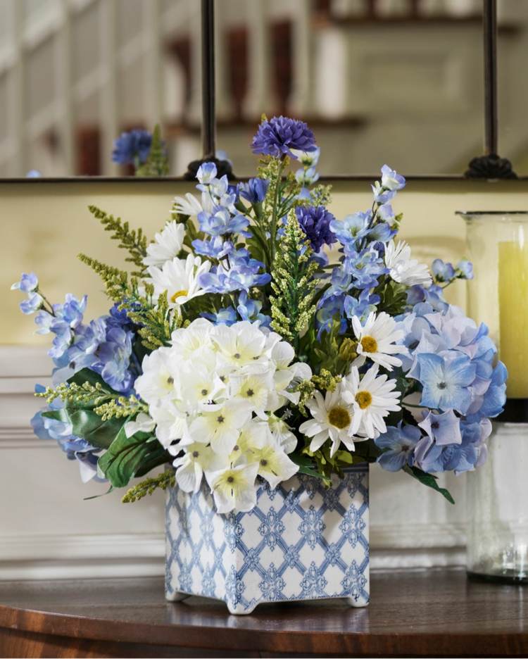 sommerbuket af blå-hortensia-hvide-accenter-lilla-porcelæn-vase
