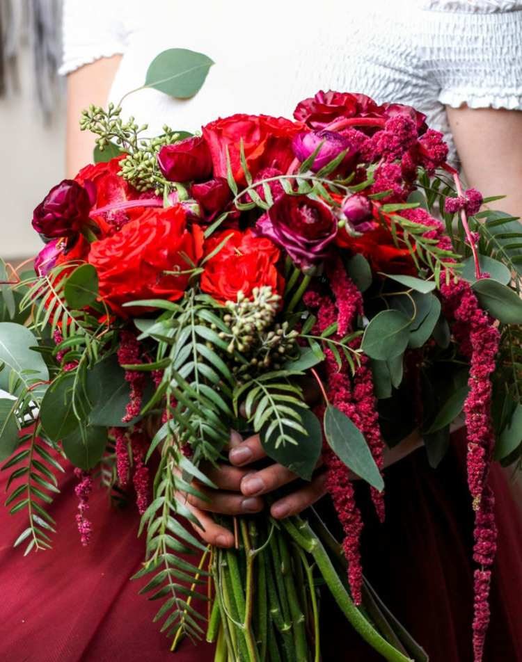 sommer-buket-rød-lav-selv-roser-romantik-sommer-buket