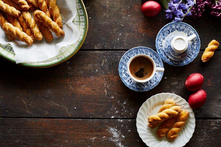 selv at forberede græske opskrifter simpelthen lækker traditionel koulourakia -køkken påskekaffe