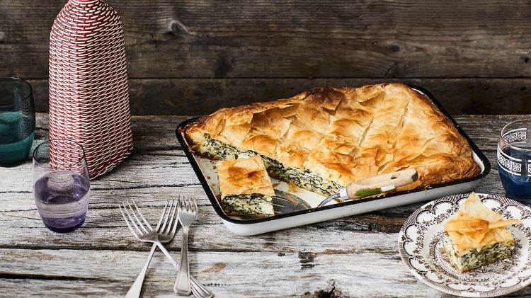 selv at forberede græske opskrifter simpelthen lækker traditionel spinatfyldt kage spanakopita