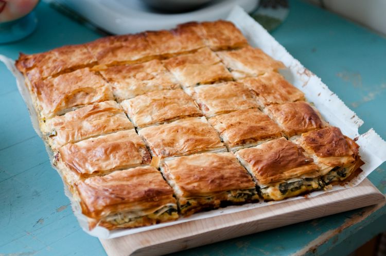 selv at forberede græske opskrifter simpelthen lækkert traditionelt køkken spinatfyldt kage spanakopita