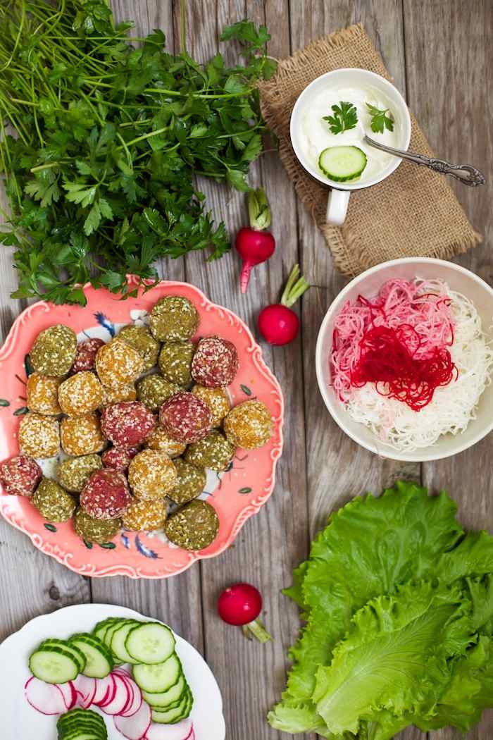 Farverige-veggie-falafel-i-eddike-syltede-roer-persille-friske-opskrifter
