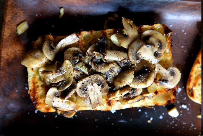 Bruschetta-med-hvidløg-svampe-opskrift-forret-forretter-lækker