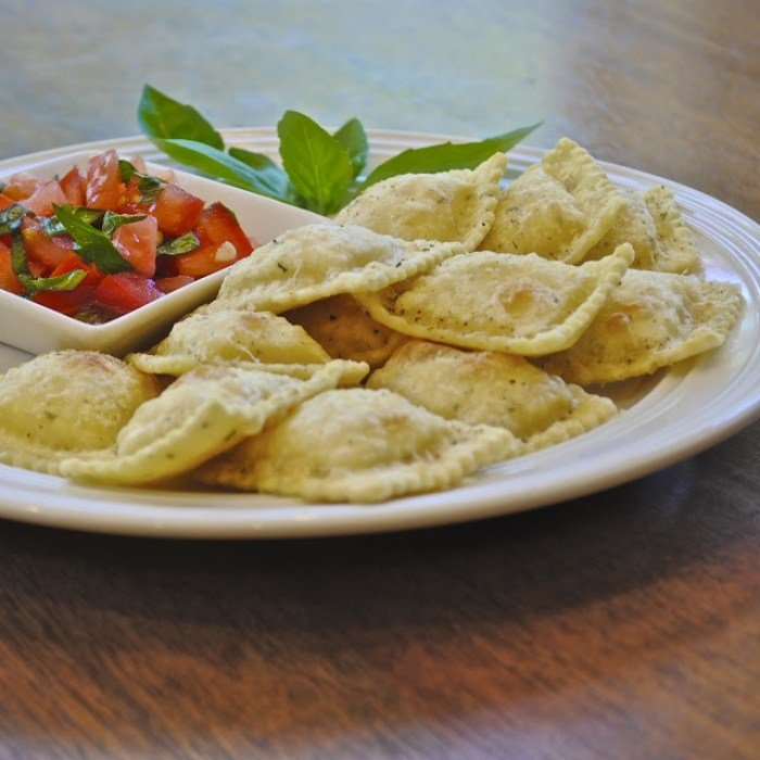 Flødeost-ravioli-ristet-med-tomatsauce-basilikum-starter-italiensk